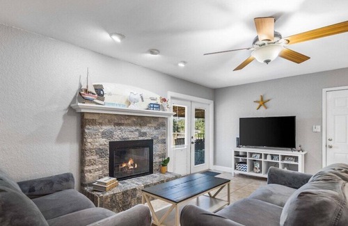 Fort Walton Beach House | Bare-Foot Pet Friendly-Waterfront Home w Boat Slip