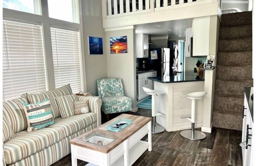 Carrabelle Cottage | Barefoot & Beachy! Cute, Cozy Cottage-Sleeps 4n