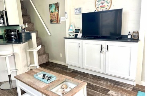 Carrabelle Cottage | Barefoot & Beachy! Cute, Cozy Cottage-Sleeps 4n