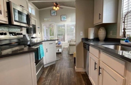 Carrabelle Cottage | Barefoot & Beachy! Cute, Cozy Cottage-Sleeps 4n