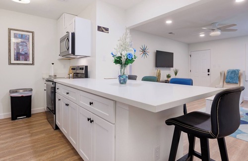 Biloxi Condo | Barefoot & Breezy- Downtown 2-bedroom condo with optional golf cart rental