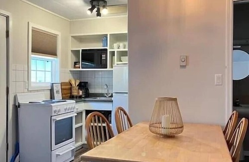 Christina Lake Apartment | Barefoot Villas Room 6 Oak
