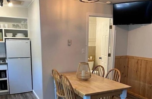 Christina Lake Apartment | Barefoot Villas Room 6 Oak
