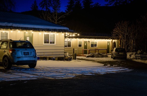 Christina Lake Apartment | Barefoot Villas Room 6 Oak