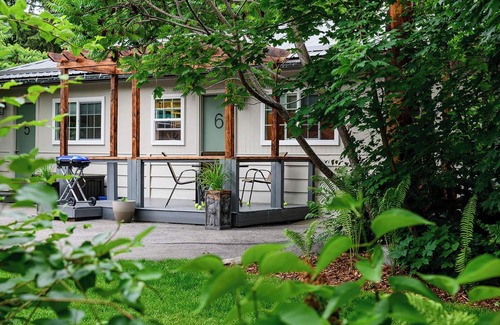 Christina Lake Apartment | Barefoot Villas Room 6 Oak