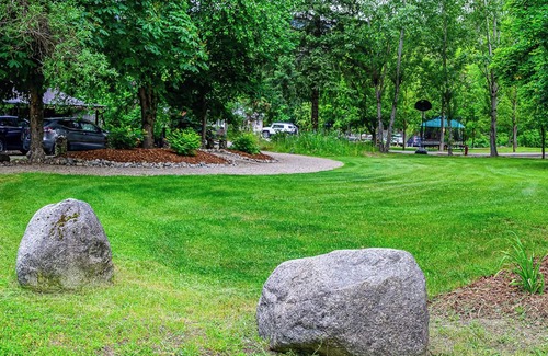 Christina Lake Apartment | Barefoot Villas Room 3 Blue Jay