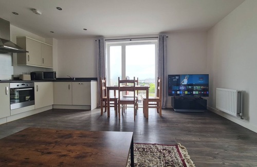 Thames Apartment | Barking 2 Bed Apt with Parking & Good Travel Links