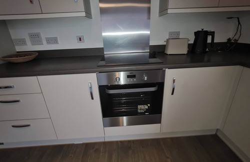 Thames Apartment | Barking 2 Bed Apt with Parking & Good Travel Links