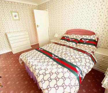 Longbridge House | Barking London House sleeps 12 - parking - train tube - airport