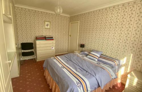 Longbridge House | Barking London House sleeps 12 - parking - train tube - airport