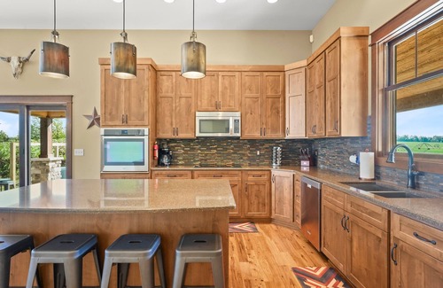 Marcellus House | Barn! Golf Sim/Theater, Bunk Slide, Mini Golf, Hot Tub, Saloon Bar, Firepit!