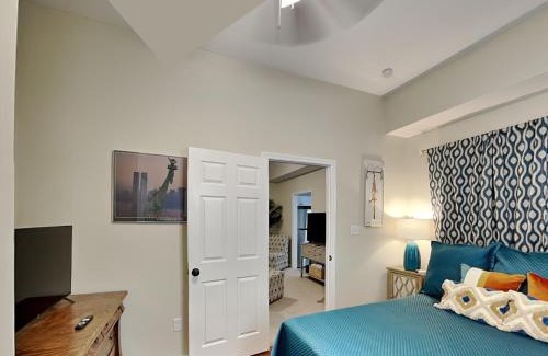 Metropolitan Apartment | Barnard Row 1406