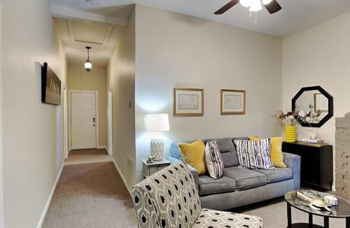 Metropolitan Apartment | Barnard Row 1406