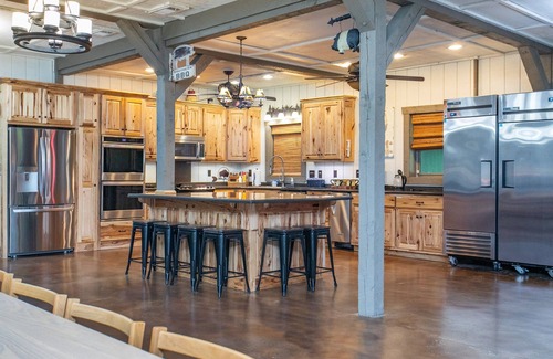 Helen House | Barndominium near Helen - Pickleball and More!