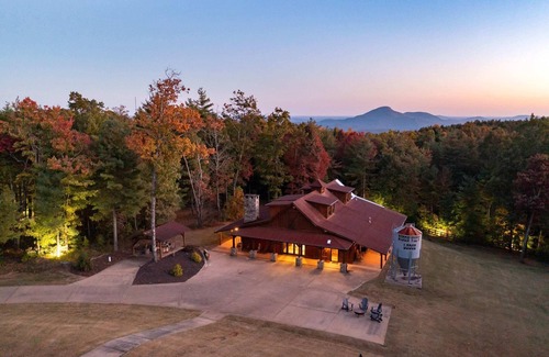Helen House | Barndominium near Helen - Pickleball and More!