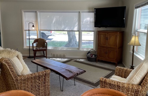 Prineville House | Barnes Butte Bungalow (6 people)