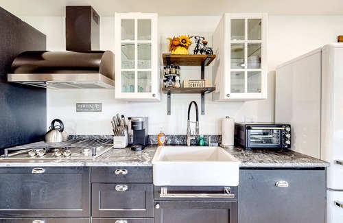 Waterbury Center Apartment | Barnhouse suite with shared hot tub & private W/D - near year-round recreation