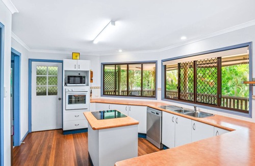 Rainbow Beach House | Barny's - Rainbow Beach. Fantastic beach house in the perfect spot. Pets Welcome. Wi-Fi. Pool