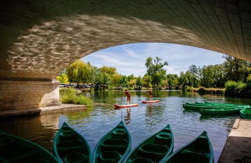 Aubeterre-sur-Dronne Apartment | Barque Fleurie avec jardin