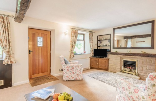Tideswell Cottage | BARR COTTAGE, family friendly, with a garden in Tideswell
