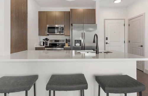 Richmond Apartment | Barsala l Modern 2BD overlooking a sparkling pool, fast Wi-Fi