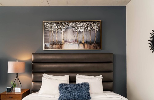 Uptown House | Barsala l Modern studio, fitness center & kitchen