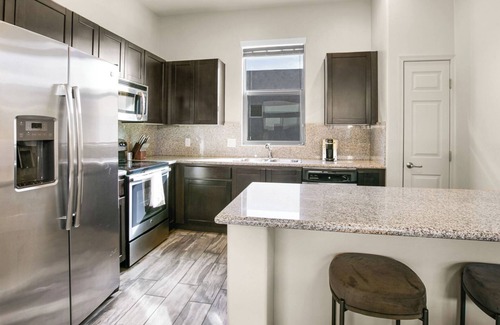 Huntsville Apartment | Barsala l tModern 2BD Haven: Your Stylish Huntsville Retreat