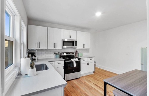 Downtown House | Bart St Bungalow- Pet Friendly!