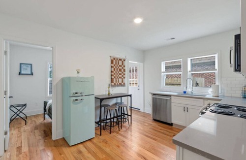 Downtown House | Bart St Bungalow- Pet Friendly!