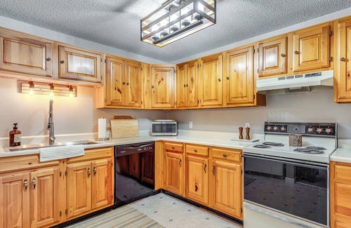 Bartlett Condo | Bartlett Condo: 1 Mi to Attitash Mountain Resort!
