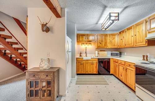 Bartlett Condo | Bartlett Condo: 1 Mi to Attitash Mountain Resort!