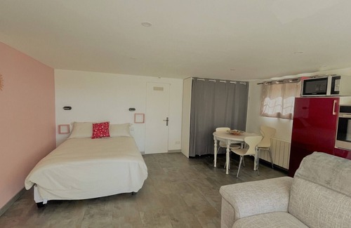 Carnoux-en-Provence Apartment | Bas de villa near Calanques de Cassis in quiet subdivision