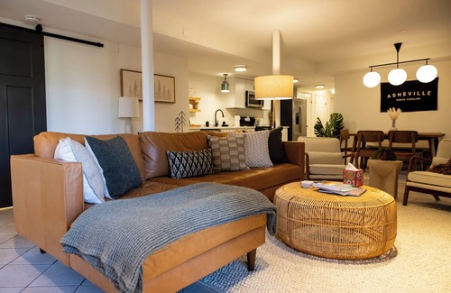 Buena Vista House | Base Camp AVL/Cozy Retreat/King Bed/Fire Pit/Biltmore & Downtown