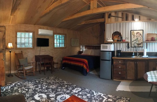 Grottoes Apartment | "Basecamp".Cozy, studio apt. Private, quiet community. Near SNP and JMU.