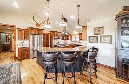 Victor House | Basecamp Stays: Upscale, Hot Tub, Wildlife, Views!