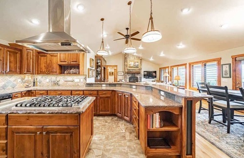 Victor House | Basecamp Stays: Upscale, Hot Tub, Wildlife, Views!