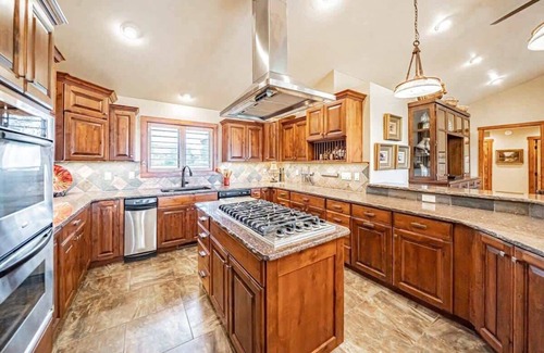 Victor House | Basecamp Stays: Upscale, Hot Tub, Wildlife, Views!