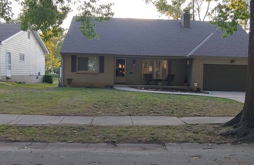 South Kansas City House | Basement apartment with full kitchen and sleeps 4 & only 8 miles from KC Stadium