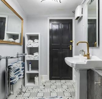Brighton City Centre Apartment | Basement Flat, Regency Square