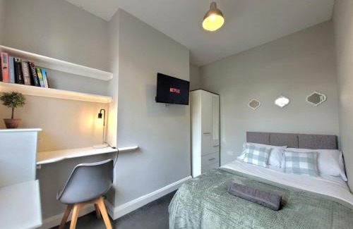 Tunstall House | Basford House- 3 bed, 2 bathroom house by Catchpole stays