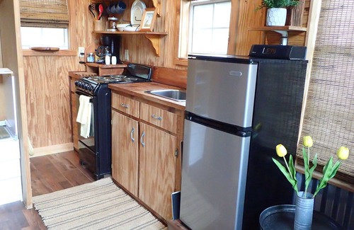 Fairhope Cabin | Bass-kin on the RIver-Tiny House in F'hope-Waterfront-Kayaks-38min to Gulf