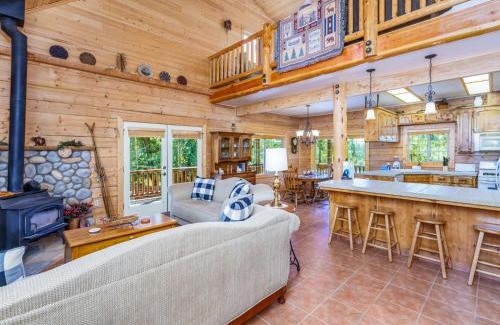 Oakhurst House | Bass Lake Log Home - Dog Friendly