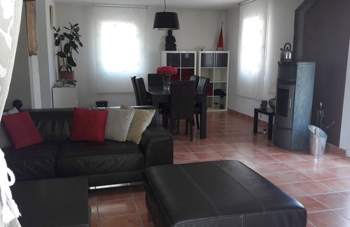 Lambesc House | Bastide 120m², secure residence, 3 bedrooms (sleeps 6), 1 bathroom, above-ground pool