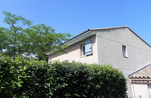 Lambesc House | Bastide 120m², secure residence, 3 bedrooms (sleeps 6), 1 bathroom, above-ground pool