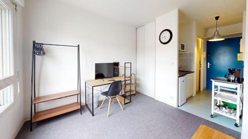 Anatole France Danton Apartment | Bastion - Studio center with elevator
