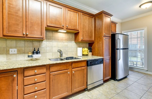 Mid City South Condo | Baton Rouge Condo w/Community Pool: 6 Mi to LSU!
