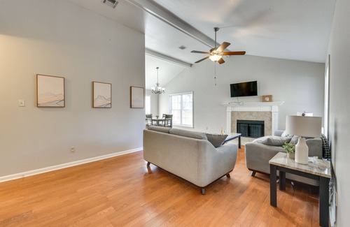 Mid City South Condo | Baton Rouge Condo w/ Balcony, Fireplace & Pool!