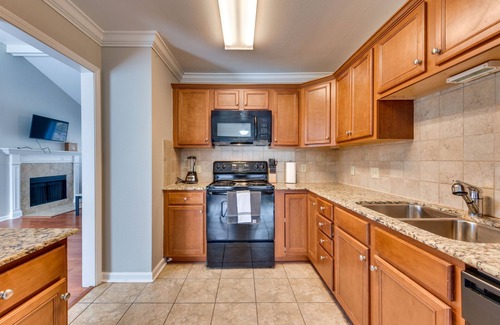 Mid City South Condo | Baton Rouge Condo w/ Balcony, Fireplace & Pool!