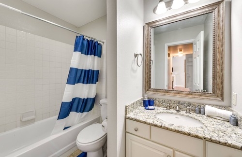 Mid City South Condo | Baton Rouge Condo w/ Balcony, Fireplace & Pool!