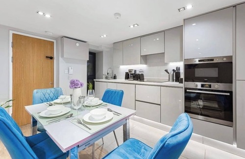 Shaftesbury Apartment | Battersea Apt, Mini Bar, Ac & Prime Location